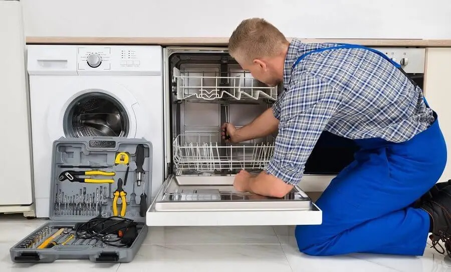 Gölyaka Airfel servisi teknisyen ekibi beyaz eşya tamiri yaparken
